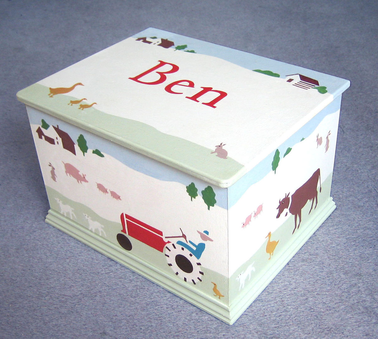 Retro Farm Keepsake Box Anne Taylor Designs Dormitorios infantiles modernos: Madera Acabado en madera Almacenamiento