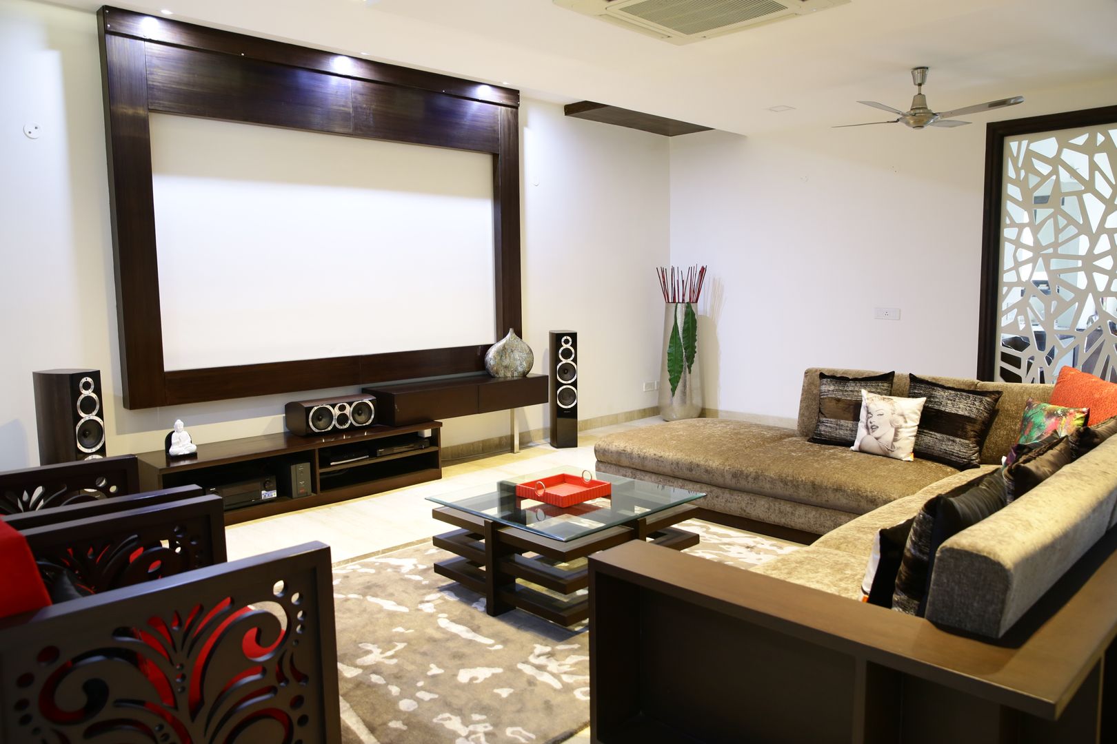 Residence, renu soni interior design renu soni interior design Ruang Media Modern Accessories & decoration