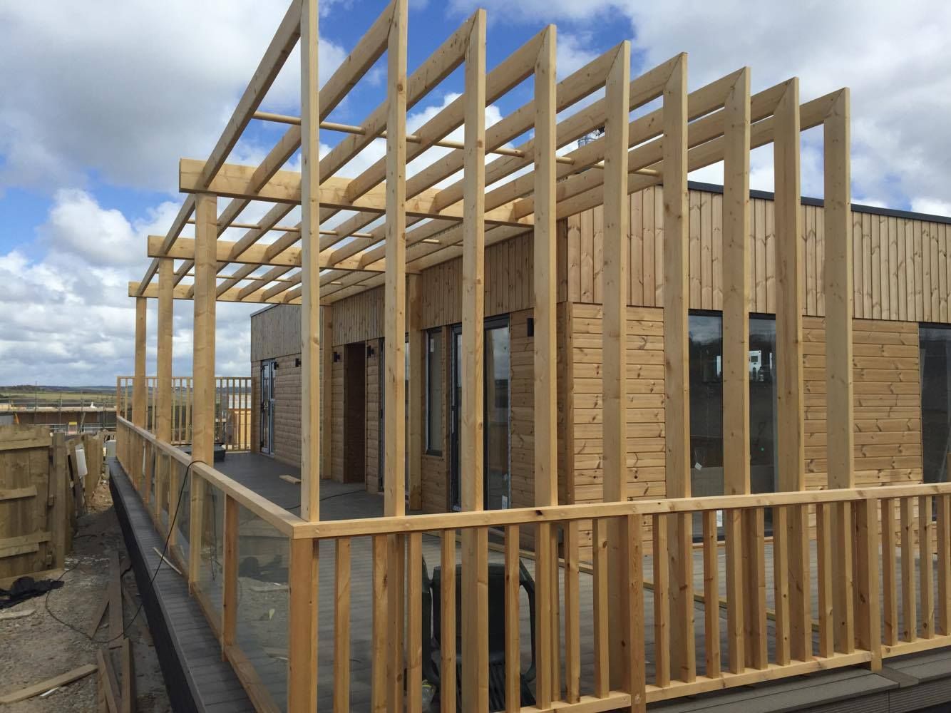 Balcony work in progress. Building With Frames Balcones y terrazas minimalistas Madera Acabado en madera