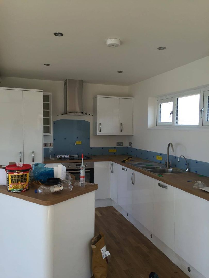 Kitchen neary complete. Building With Frames Cocinas minimalistas Madera Acabado en madera