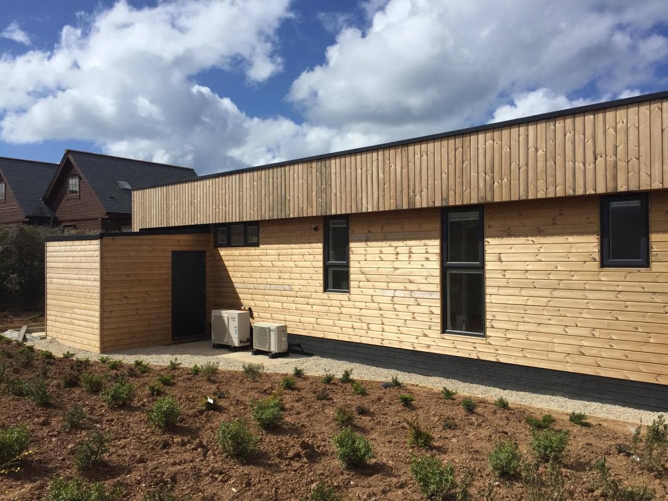 Exterior landscapng at back of the lodge. Building With Frames Minimalist house Wood Wood effect