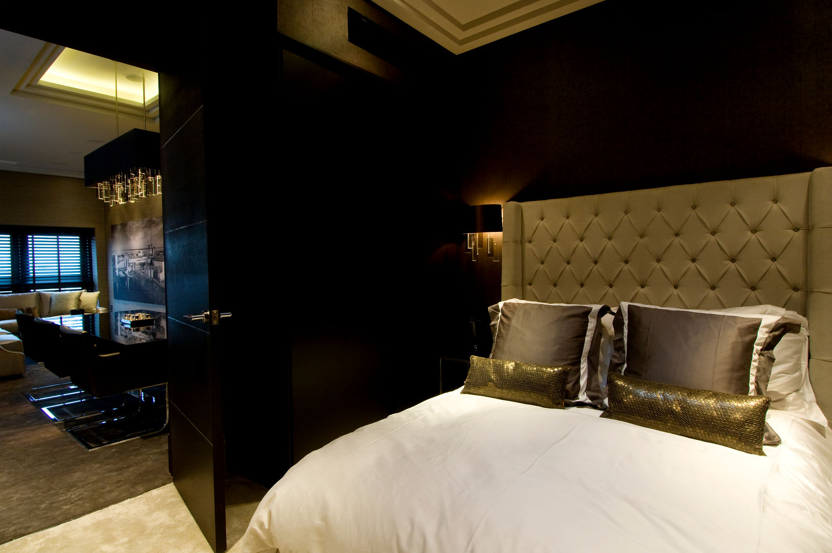 The compact but well appointed bedroom Design by UBER Nowoczesna sypialnia bedroom,compact luxury,luxury bedroom,panels