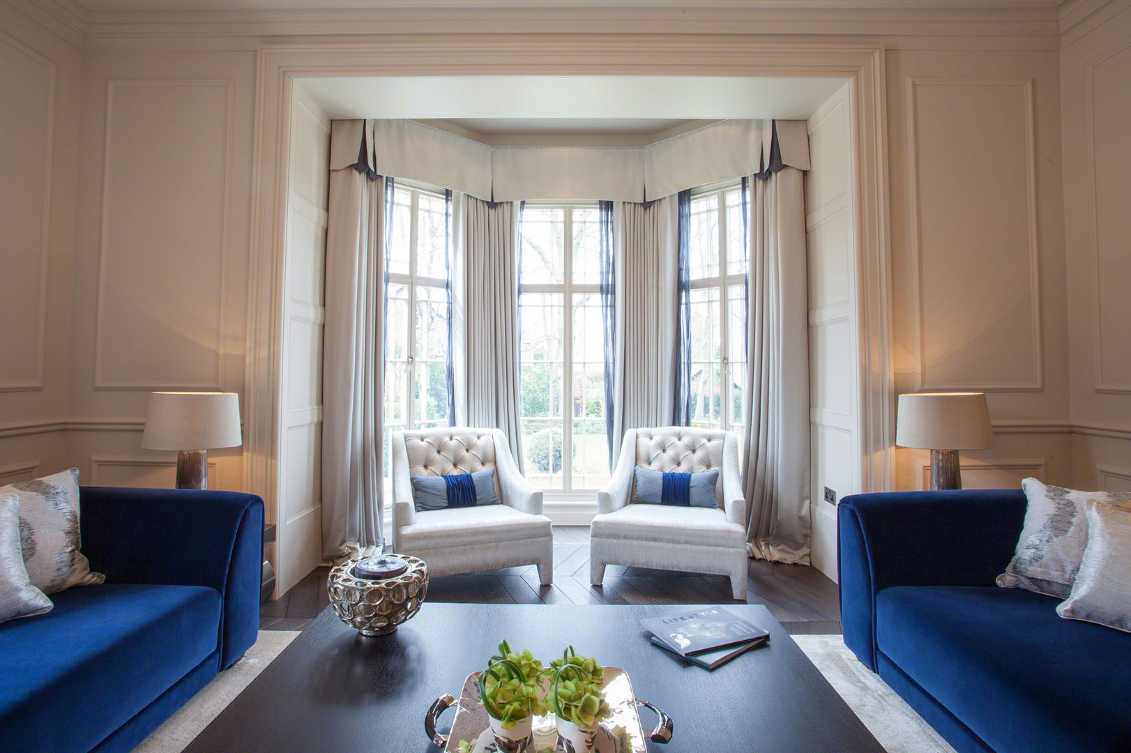 Restored Georgian splendour with modern indulgences, Design by UBER Design by UBER Klasik Oturma Odası