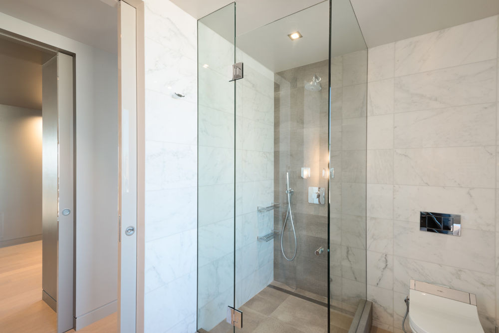 Luxury Apartment Combination, Andrew Mikhael Architect Andrew Mikhael Architect Minimalistyczna łazienka