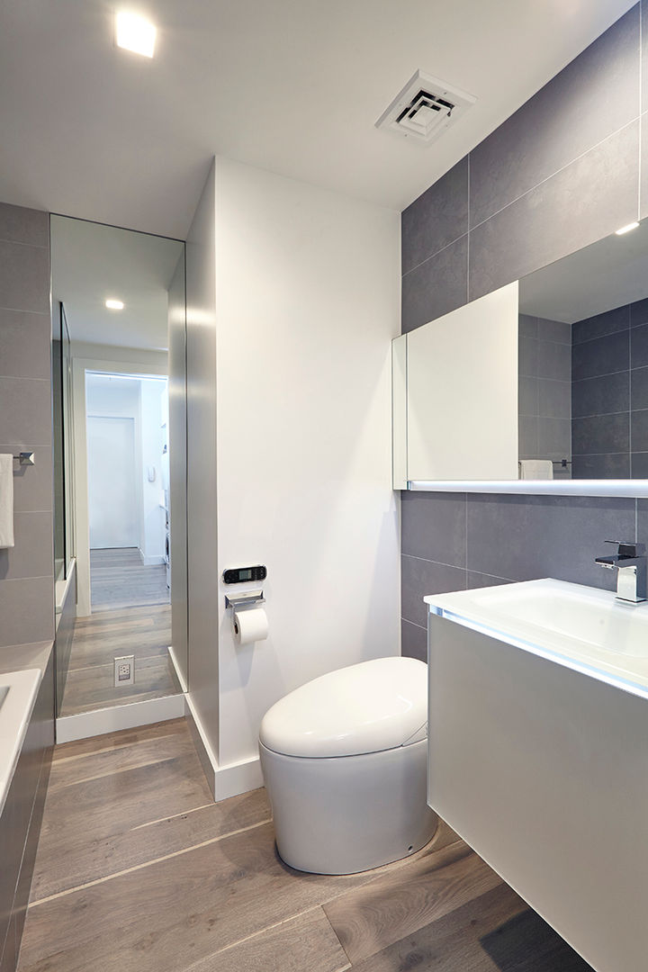 Downtown White on White Apartment, Andrew Mikhael Architect Andrew Mikhael Architect Minimalist style bathrooms