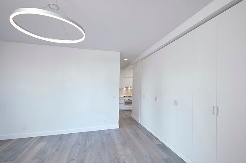 Downtown White on White Apartment, Andrew Mikhael Architect Andrew Mikhael Architect Living room