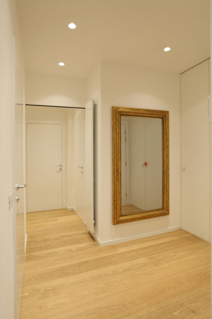 Ingresso gianluca valorz architetto Ingresso, Corridoio & Scale in stile moderno Legno Effetto legno wood floor,white wall,white,specchio,antico,minimal
