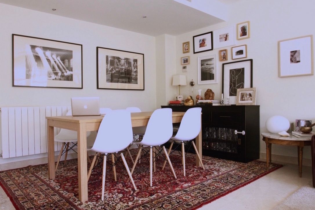 Restyling de un salón Virginia Sánchez Comedores de estilo ecléctico living room,comedor,mesa de comedor,silla de comedor,aparador,alfombra,estilismo