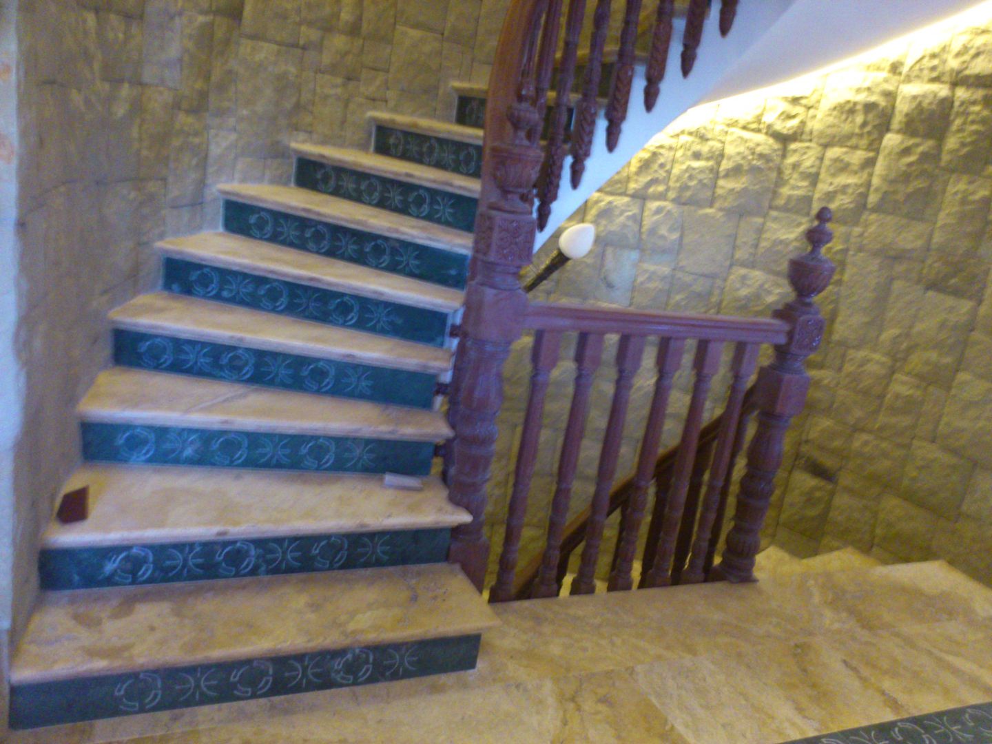 Proyecto en Nueva Andalucia, Grabados en Mármol S.L Grabados en Mármol S.L Classic style corridor, hallway and stairs