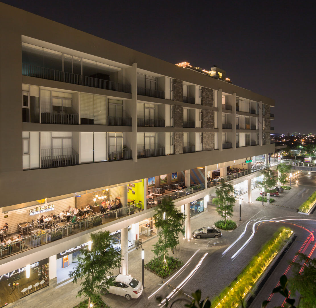 FACHADA (SURESTE) Rousseau Arquitectos Espacios comerciales Galerías y espacios comerciales