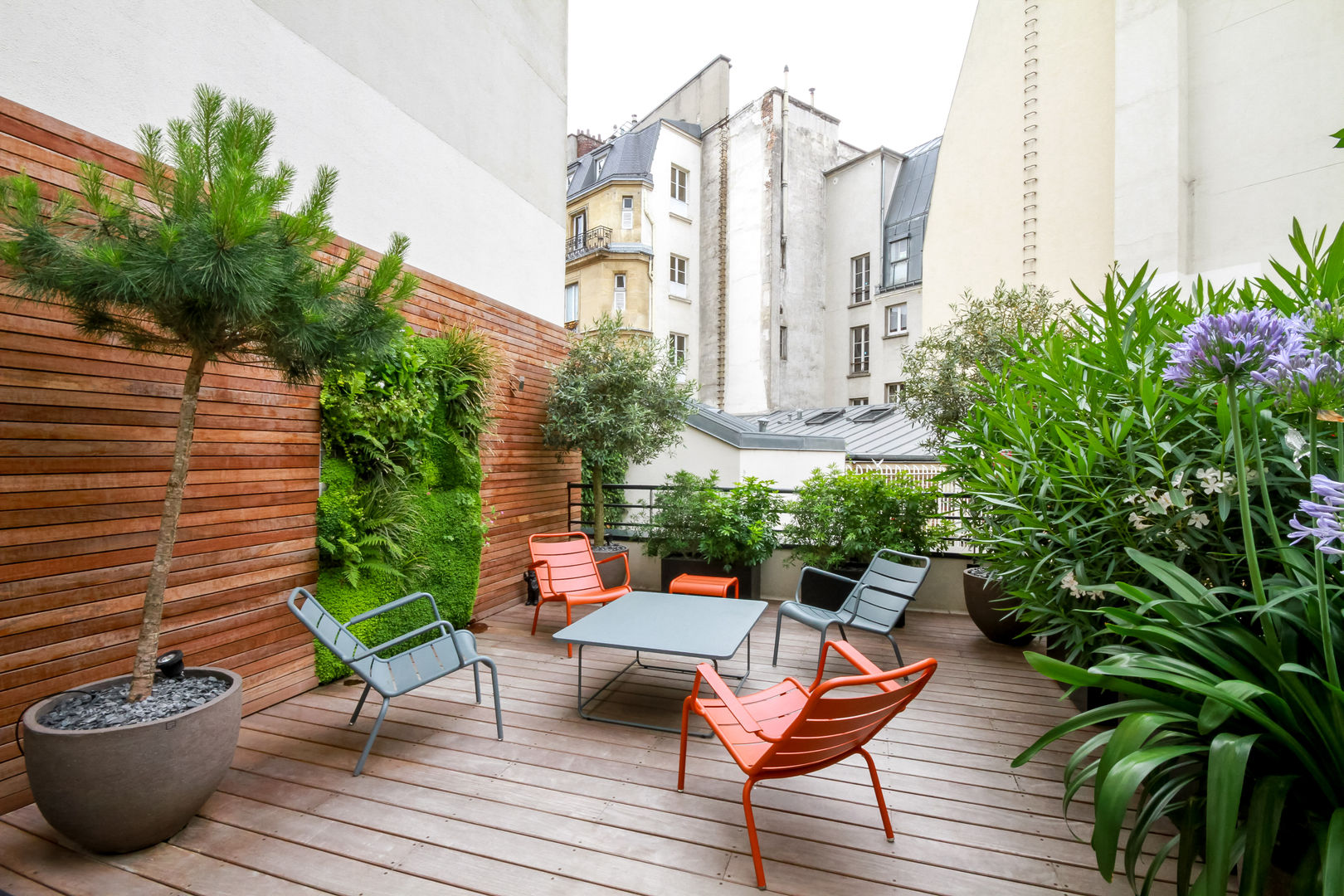 Toit terrasse - Paris 8 Terrasses des Oliviers - Paysagiste Paris Balcon, Veranda & Terrasse modernes fermob,plancher en bois,mur vegetal,bac metal