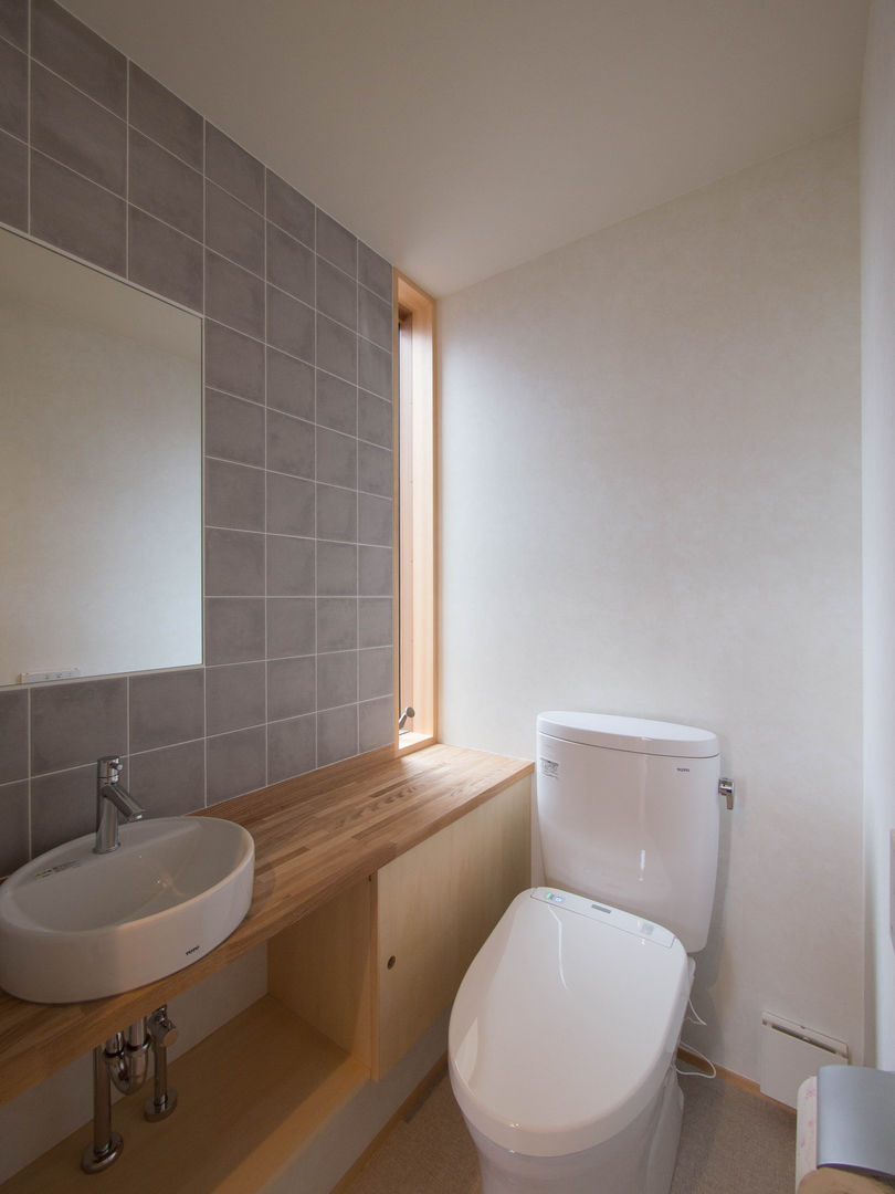 三層回遊の家, 株式会社エキップ 株式会社エキップ Scandinavian style bathroom Tiles