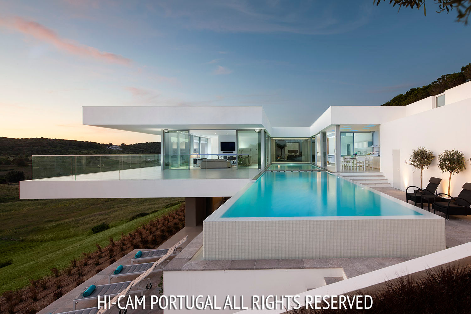 Villa Escarpa, Hi-cam Portugal Hi-cam Portugal Casas modernas: Ideas, diseños y decoración Concreto reforzado