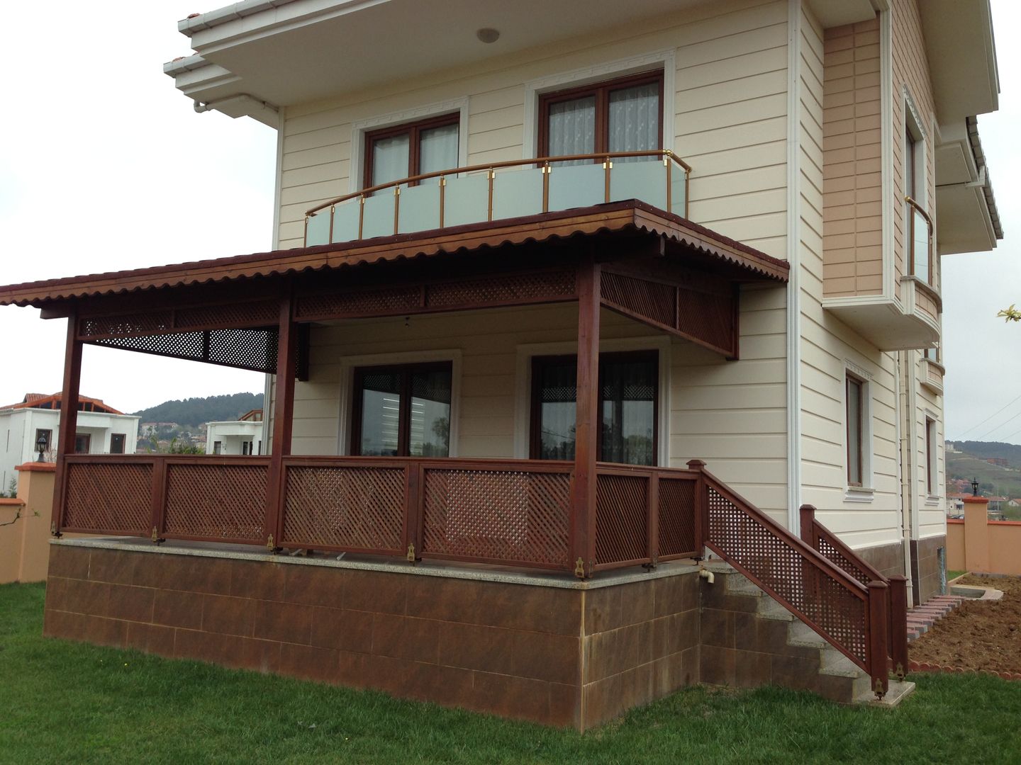 AHŞAP VERANDA, As3 Orman Ürünleri San Ve Tic Ltd Şti As3 Orman Ürünleri San Ve Tic Ltd Şti Modern style balcony, porch & terrace Engineered Wood Transparent Accessories & decoration