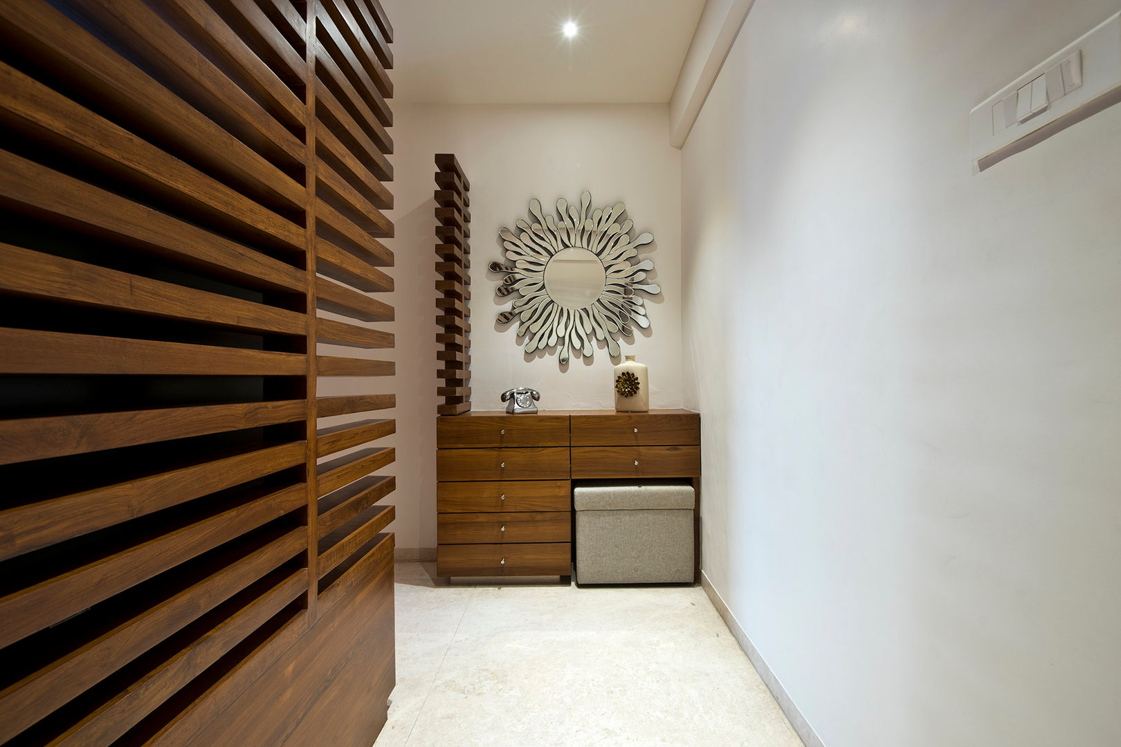 Residence Interiors at Mukundnagar, Pune, Urban Tree Urban Tree 现代客厅設計點子、靈感 & 圖片