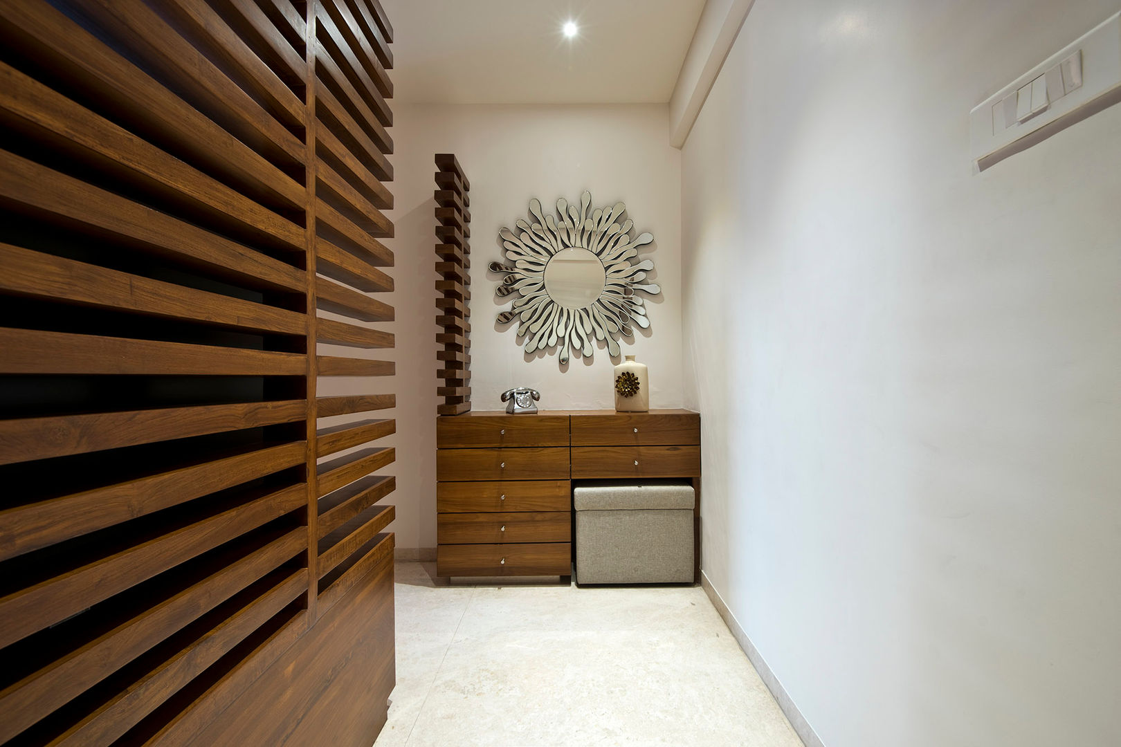 Residence Interiors at Mukundnagar, Pune, Urban Tree Urban Tree ห้องนั่งเล่น