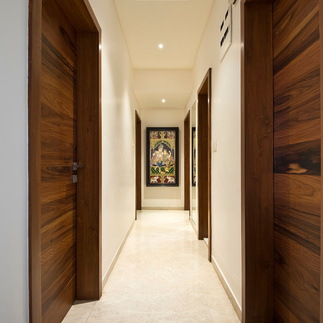 Residence Interiors at Mukundnagar, Pune, Urban Tree Urban Tree Modern corridor, hallway & stairs