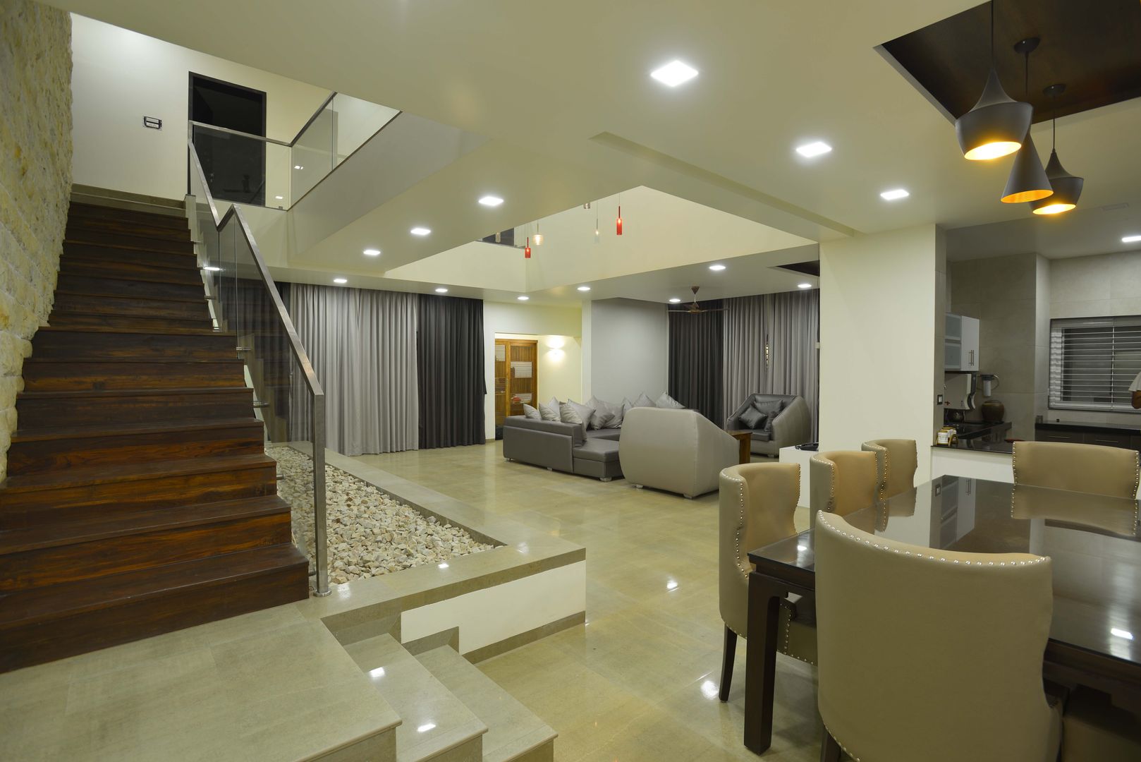 Hung-over Residence, Urban Tree Urban Tree Ruang Keluarga Modern