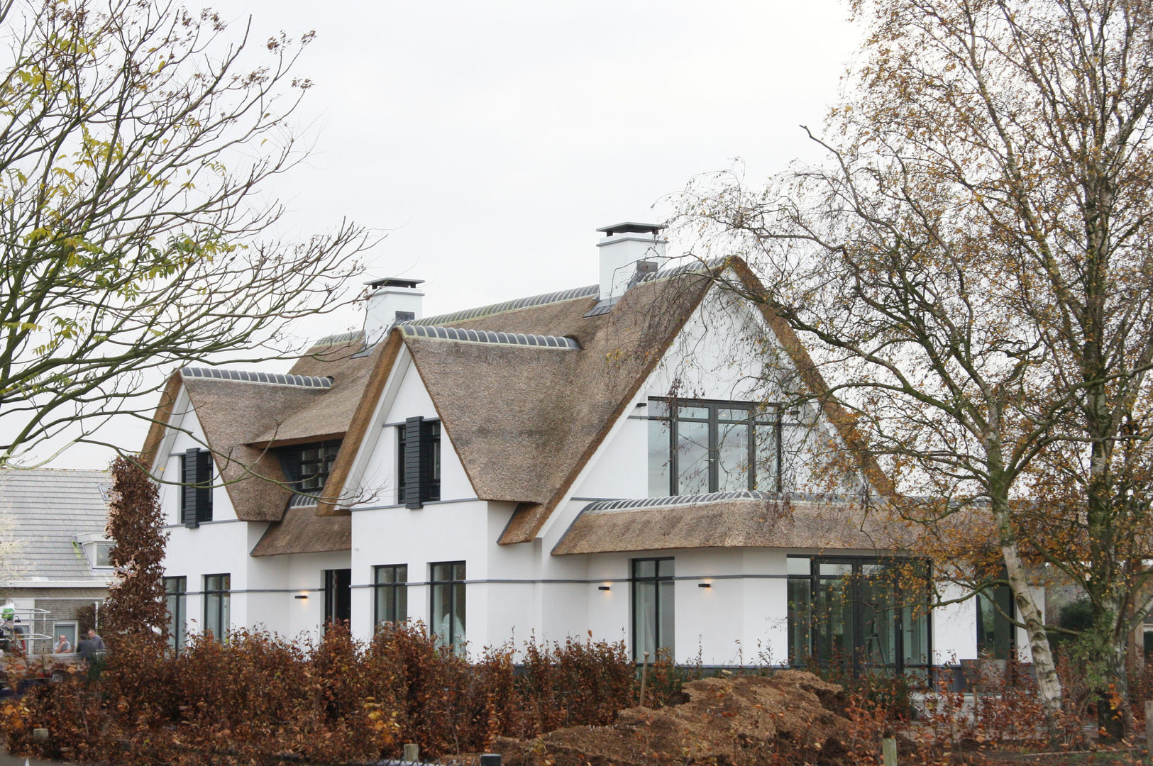 Witte villa met rieten dak, Arend Groenewegen Architect BNA Arend Groenewegen Architect BNA منازل