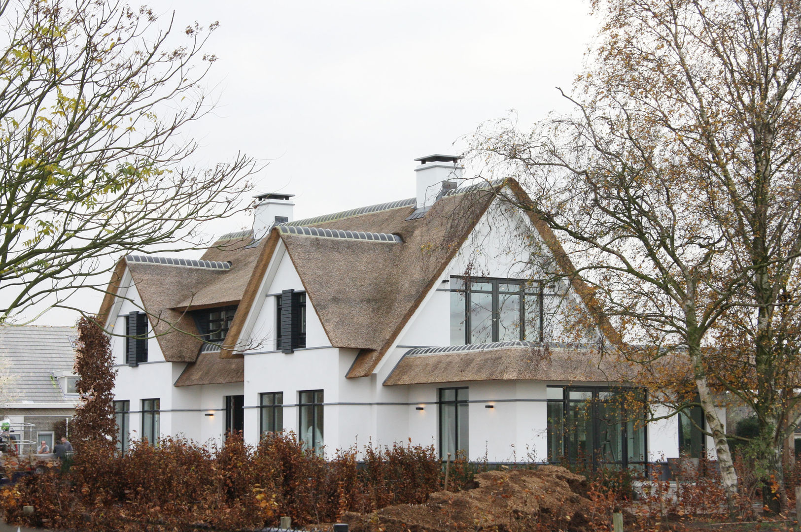 Witte villa met rieten dak, Arend Groenewegen Architect BNA Arend Groenewegen Architect BNA Country style house