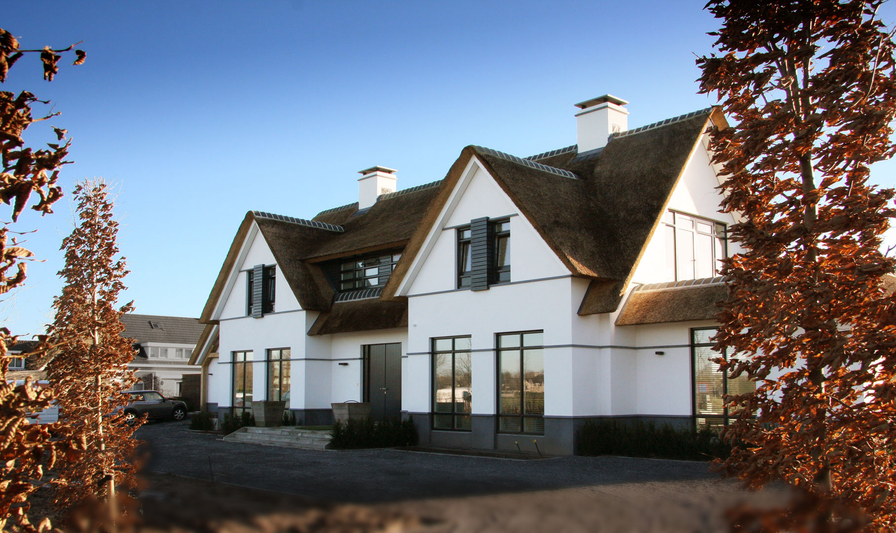 Witte villa met rieten dak, Arend Groenewegen Architect BNA Arend Groenewegen Architect BNA Rumah Gaya Country