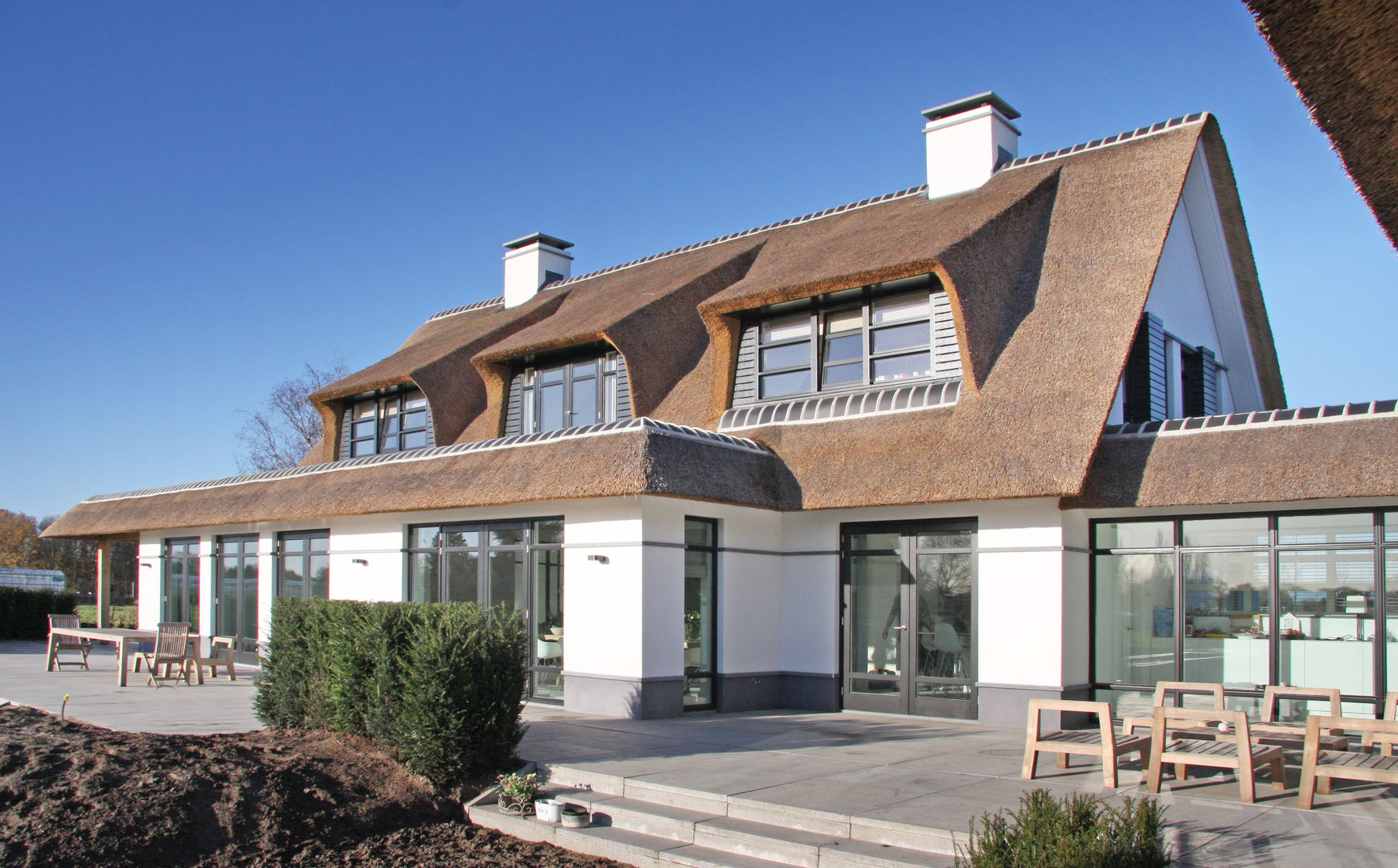 Witte villa met rieten dak, Arend Groenewegen Architect BNA Arend Groenewegen Architect BNA منازل