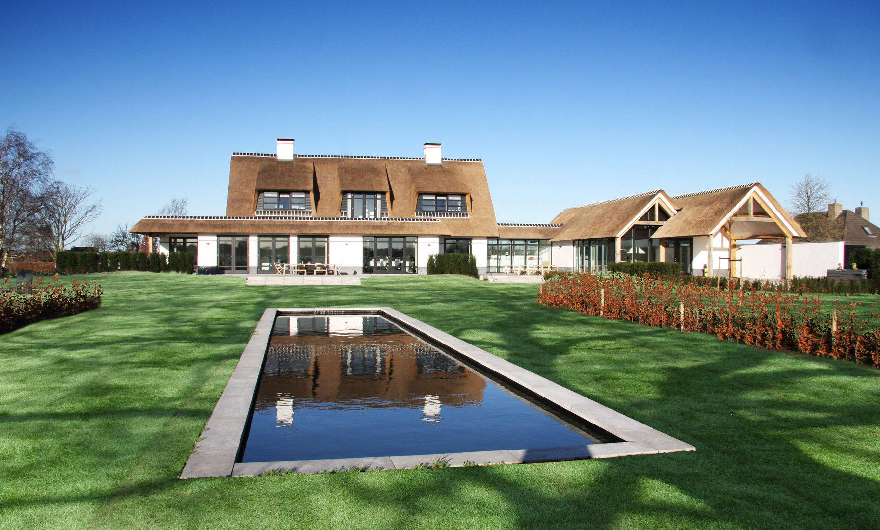 Witte villa met rieten dak, Arend Groenewegen Architect BNA Arend Groenewegen Architect BNA Casas de estilo rural