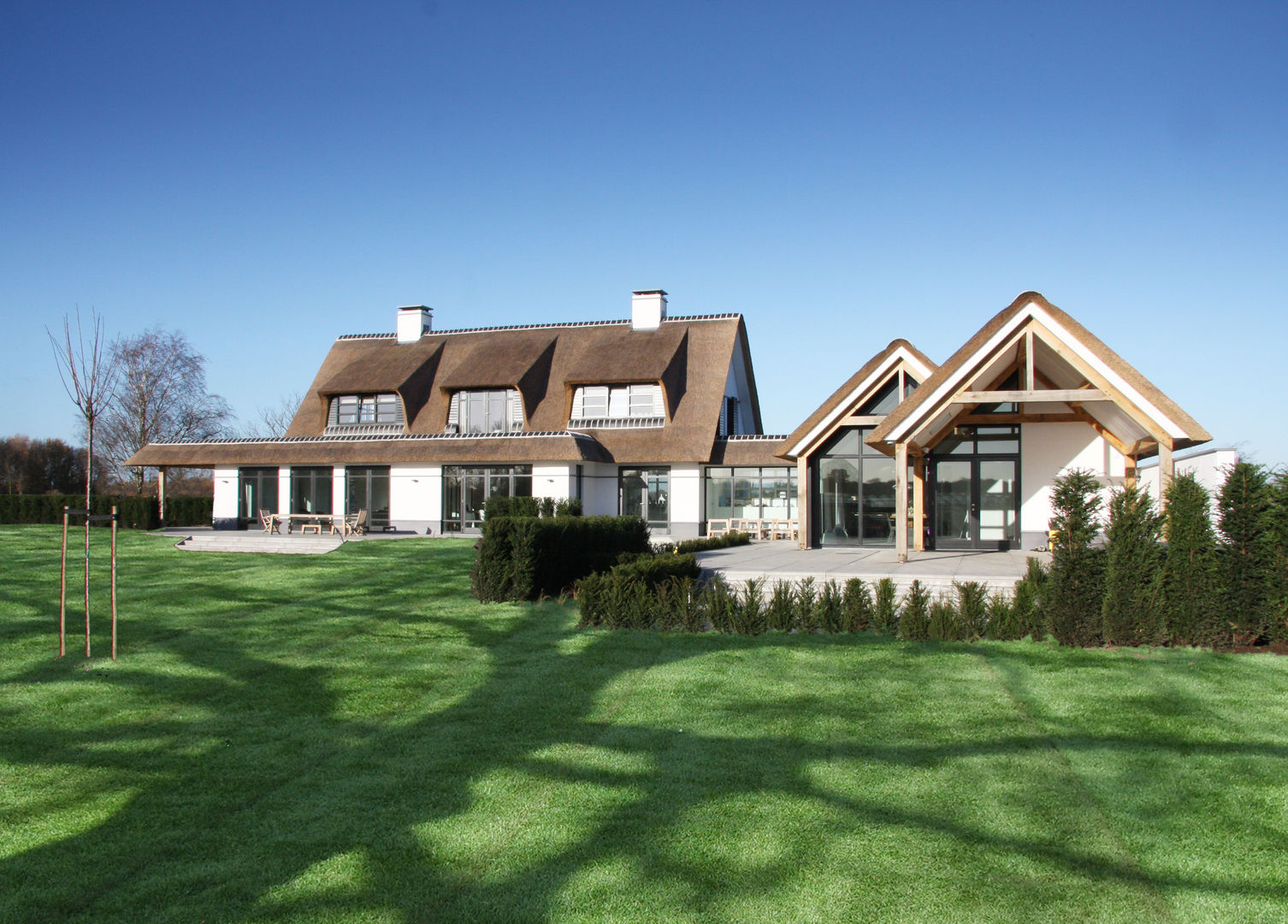 Witte villa met rieten dak, Arend Groenewegen Architect BNA Arend Groenewegen Architect BNA Country style houses