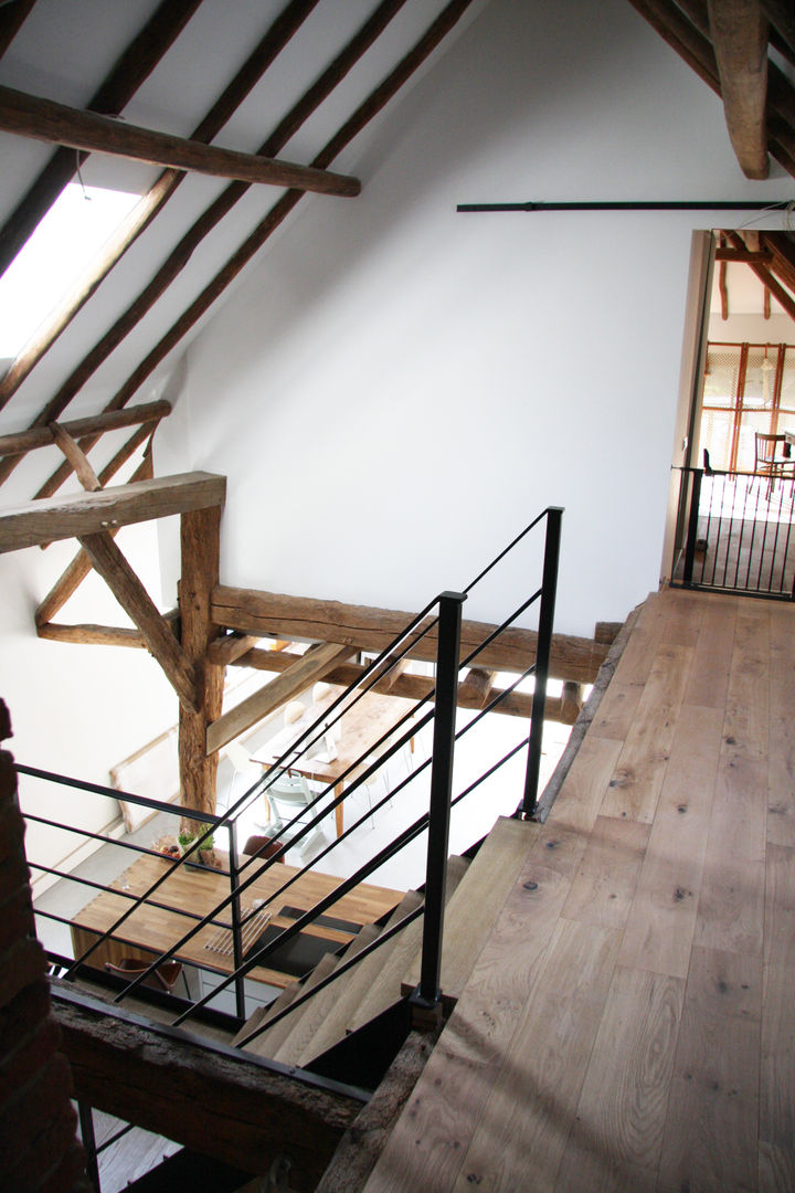 Moderne monumentale boerderij, Arend Groenewegen Architect BNA Arend Groenewegen Architect BNA Country style corridor, hallway& stairs