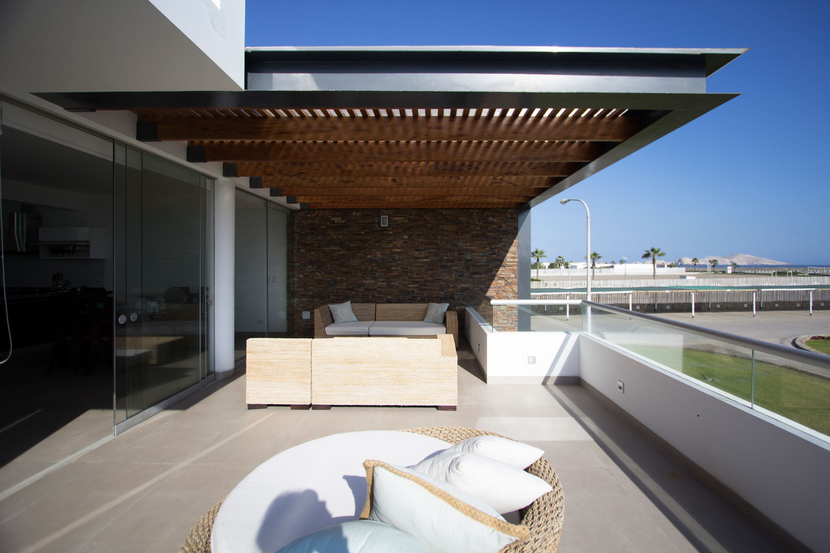 CASA DE PLAYA BARRÓN, ARKILINEA ARKILINEA Balcones y terrazas de estilo minimalista