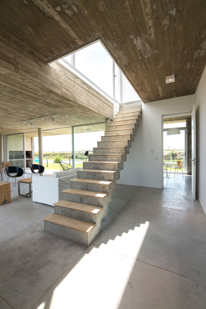 Casa CG342 - Casa sustentable, BAM! arquitectura BAM! arquitectura الممر الحديث، المدخل و الدرج أسمنت Grey