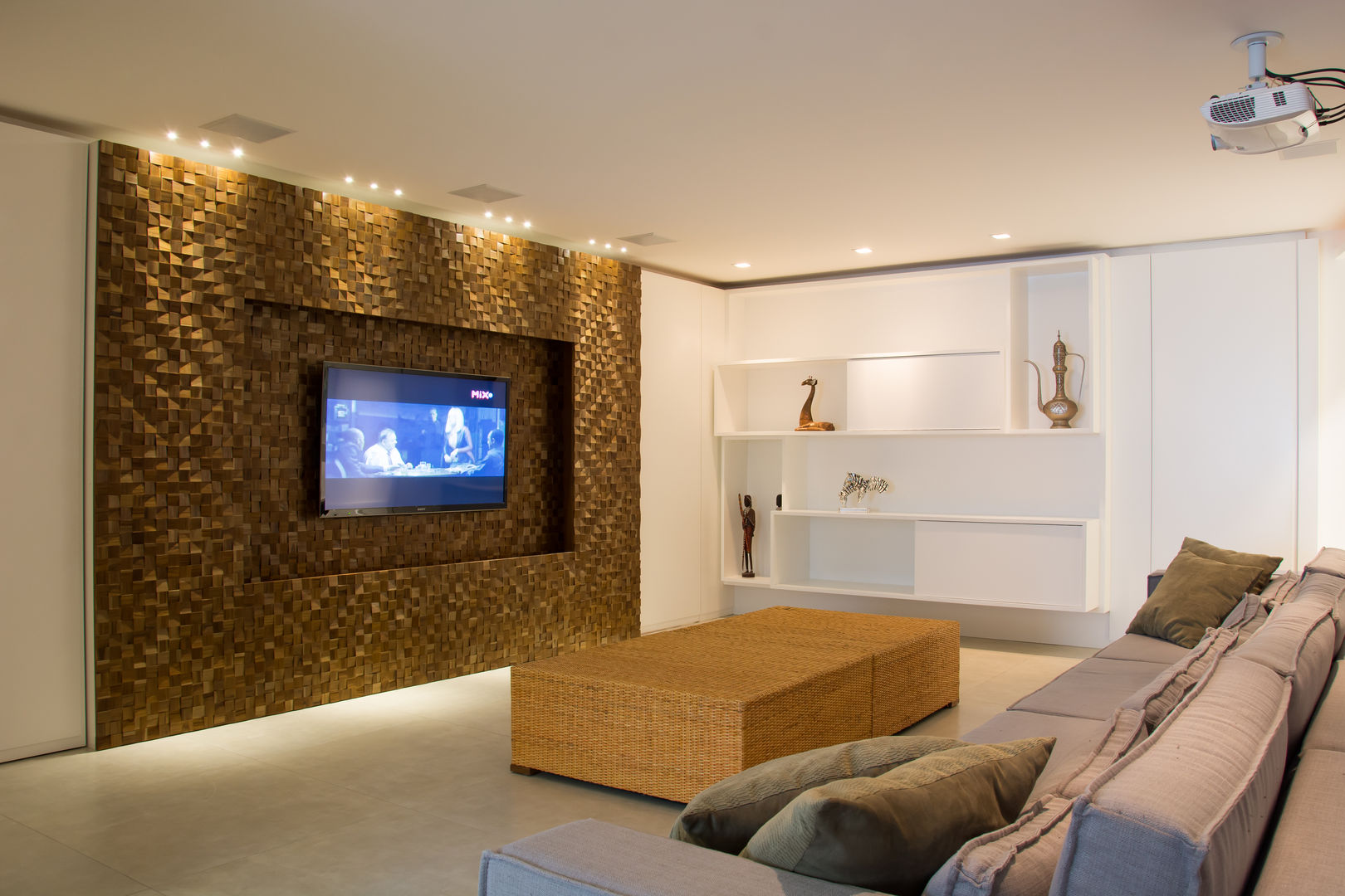 Apartamento Três Figueiras, João Linck | Arquitetura João Linck | Arquitetura Living room Solid Wood Multicolored TV stands & cabinets