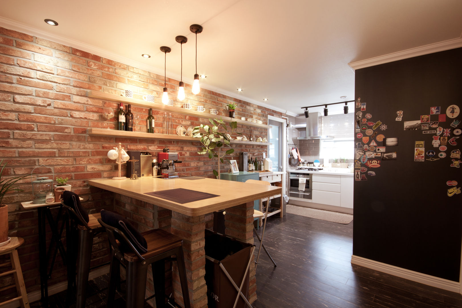 homify Industrial style dining room