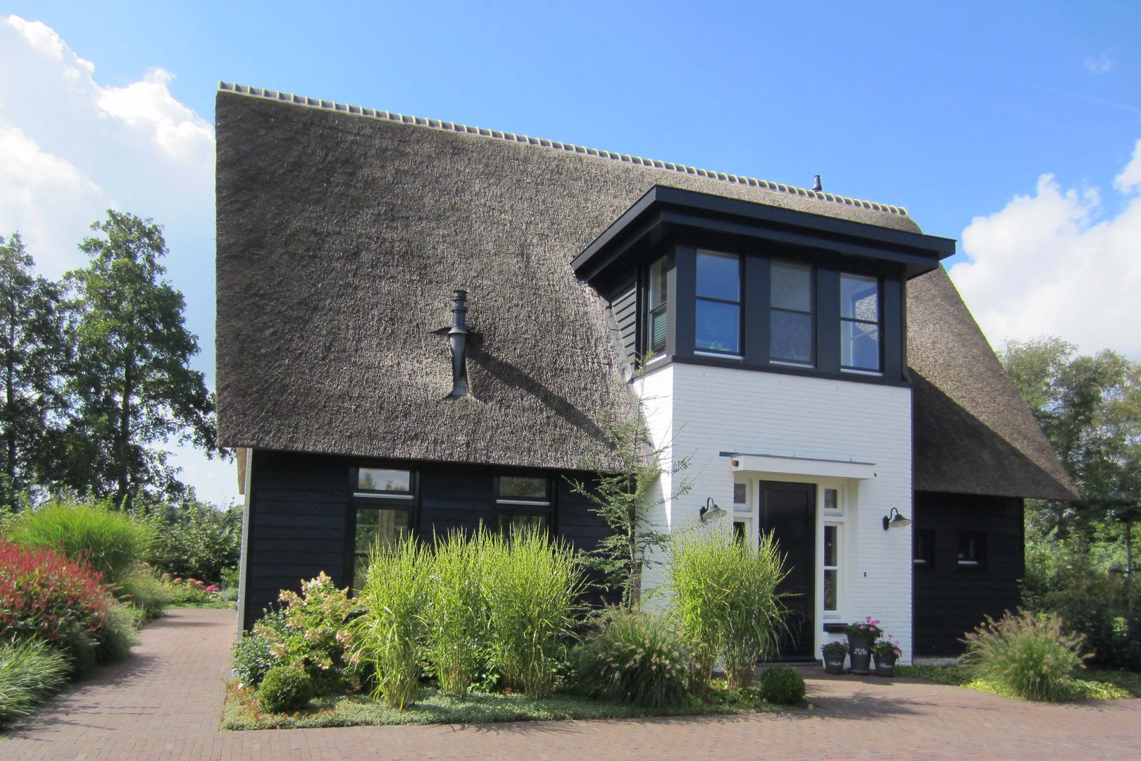 Speelse rietgedekte villa in buitengebied Barneveld, 01 Architecten 01 Architecten