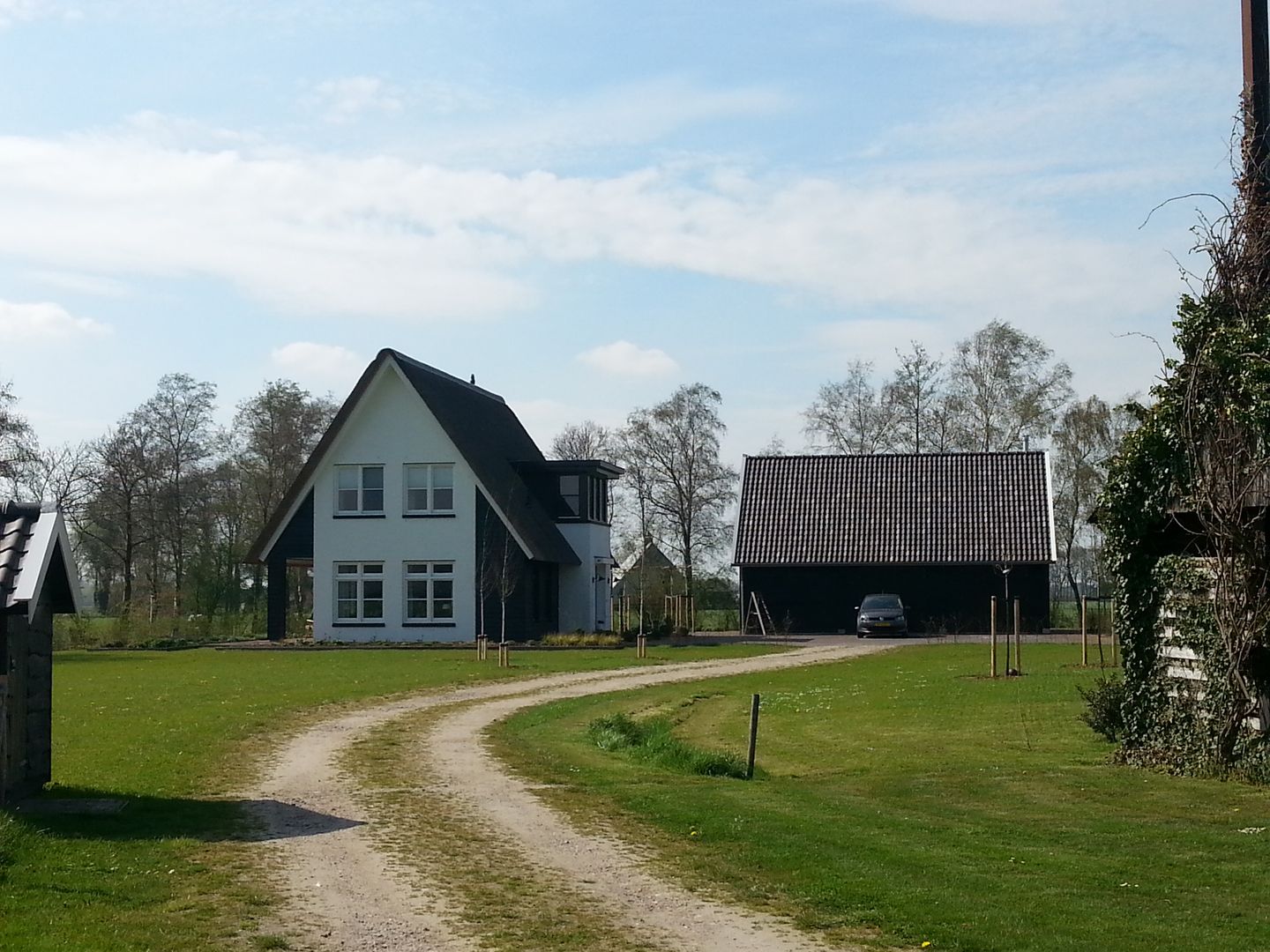 Donkere rietgedekte villa met witte accenten 01 Architecten