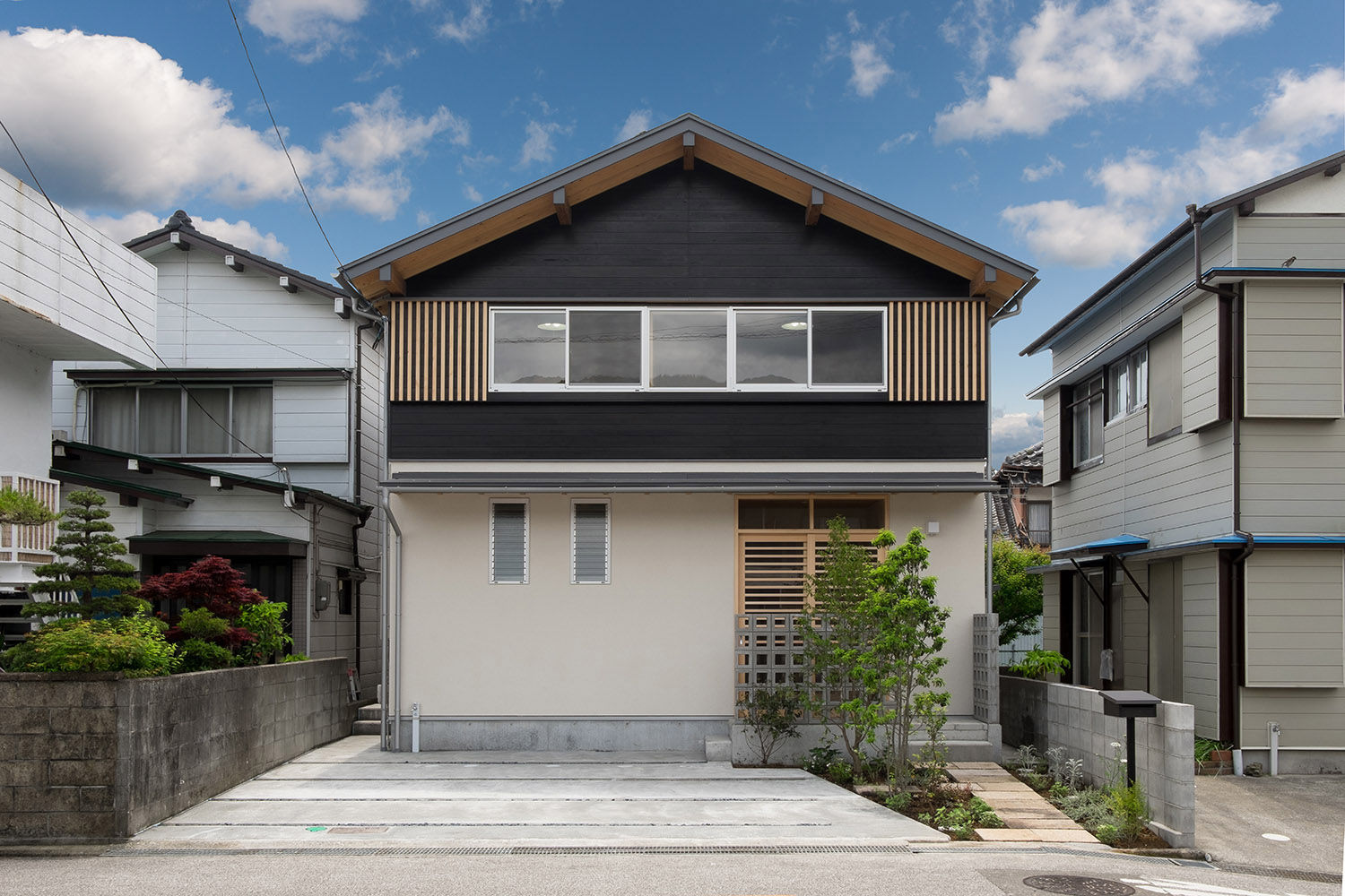 土佐木材、土佐漆喰で建てた気持ち良い家, エニシ建築設計事務所 エニシ建築設計事務所 Classic style houses Wood Wood effect