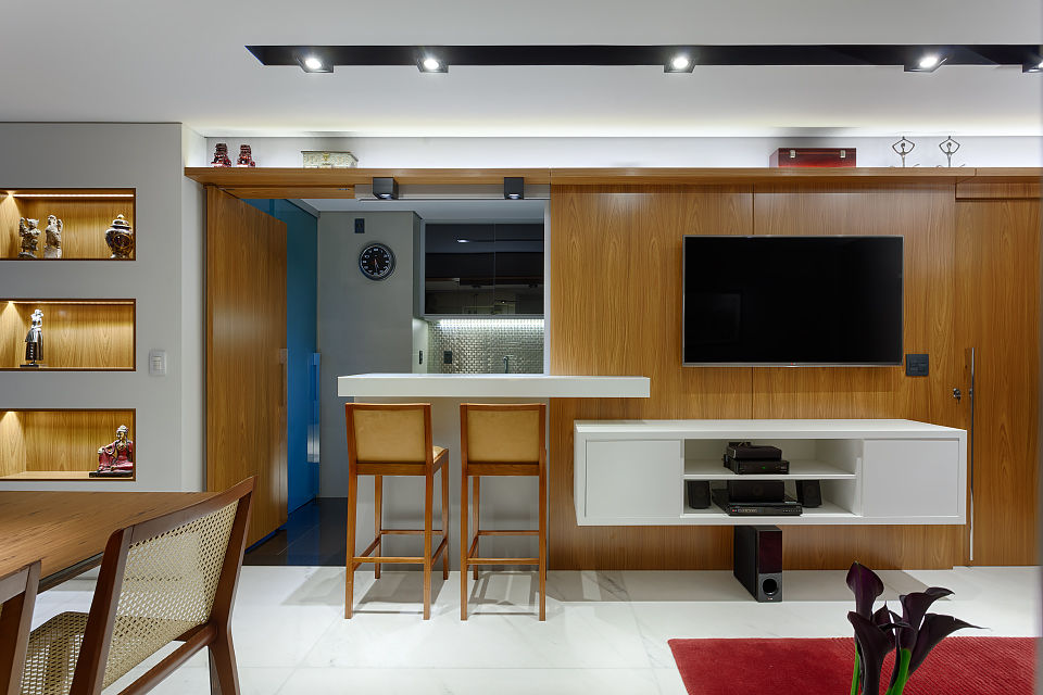 Apartamento com cozinha americana flexível Emmanuelle Eduardo Arquitetura e Interiores Salas de estar modernas