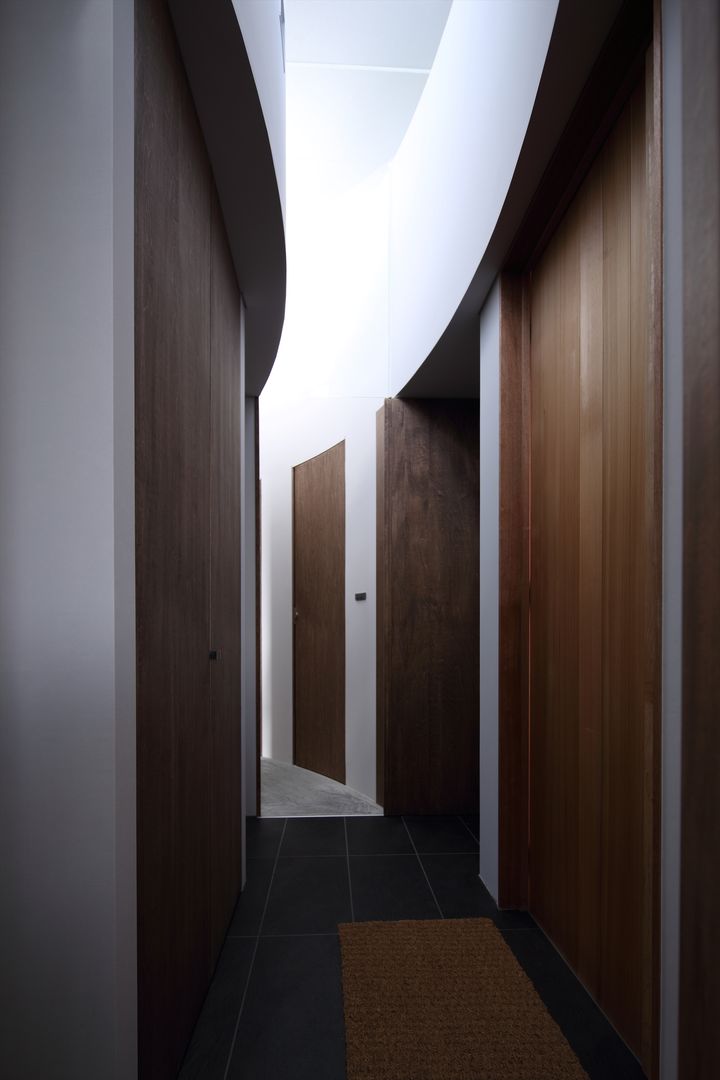 部屋を光の帯がつなぐ家, 藤原・室 建築設計事務所 藤原・室 建築設計事務所 Modern Corridor, Hallway and Staircase