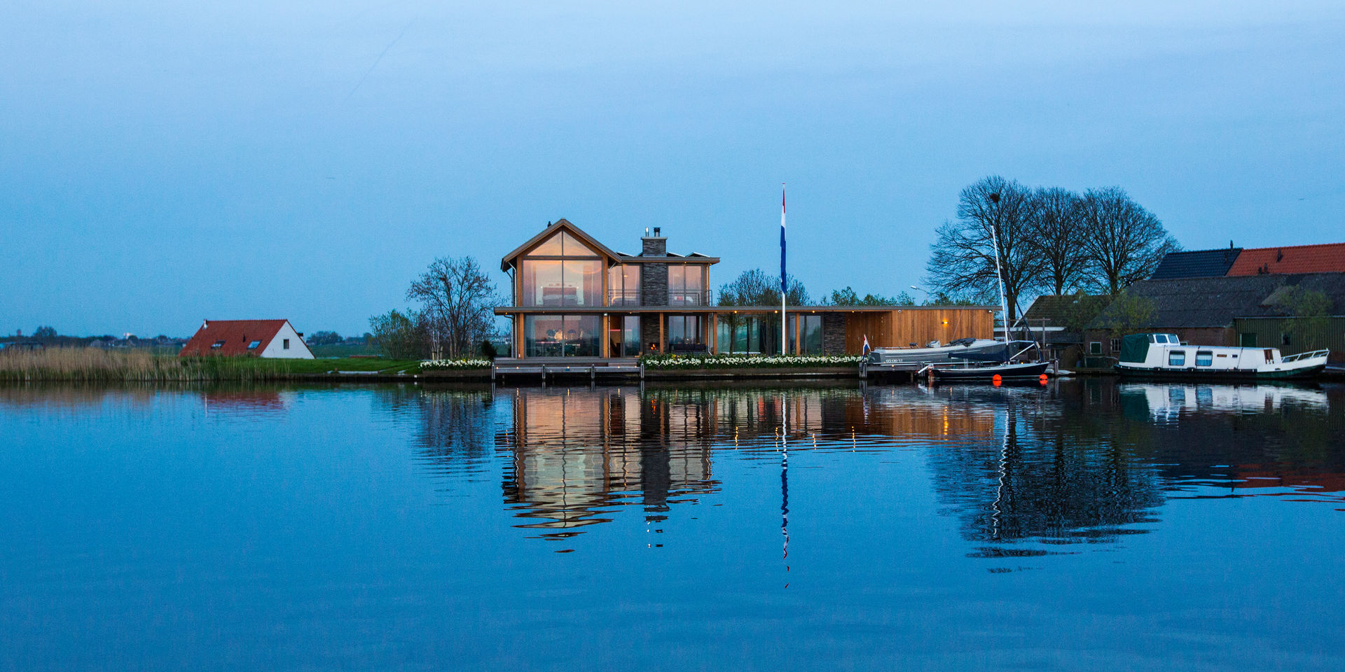 WOONHUIS AAN HET WATER RIJPWETERING, DENOLDERVLEUGELS Architects & Associates DENOLDERVLEUGELS Architects & Associates Casas de estilo moderno