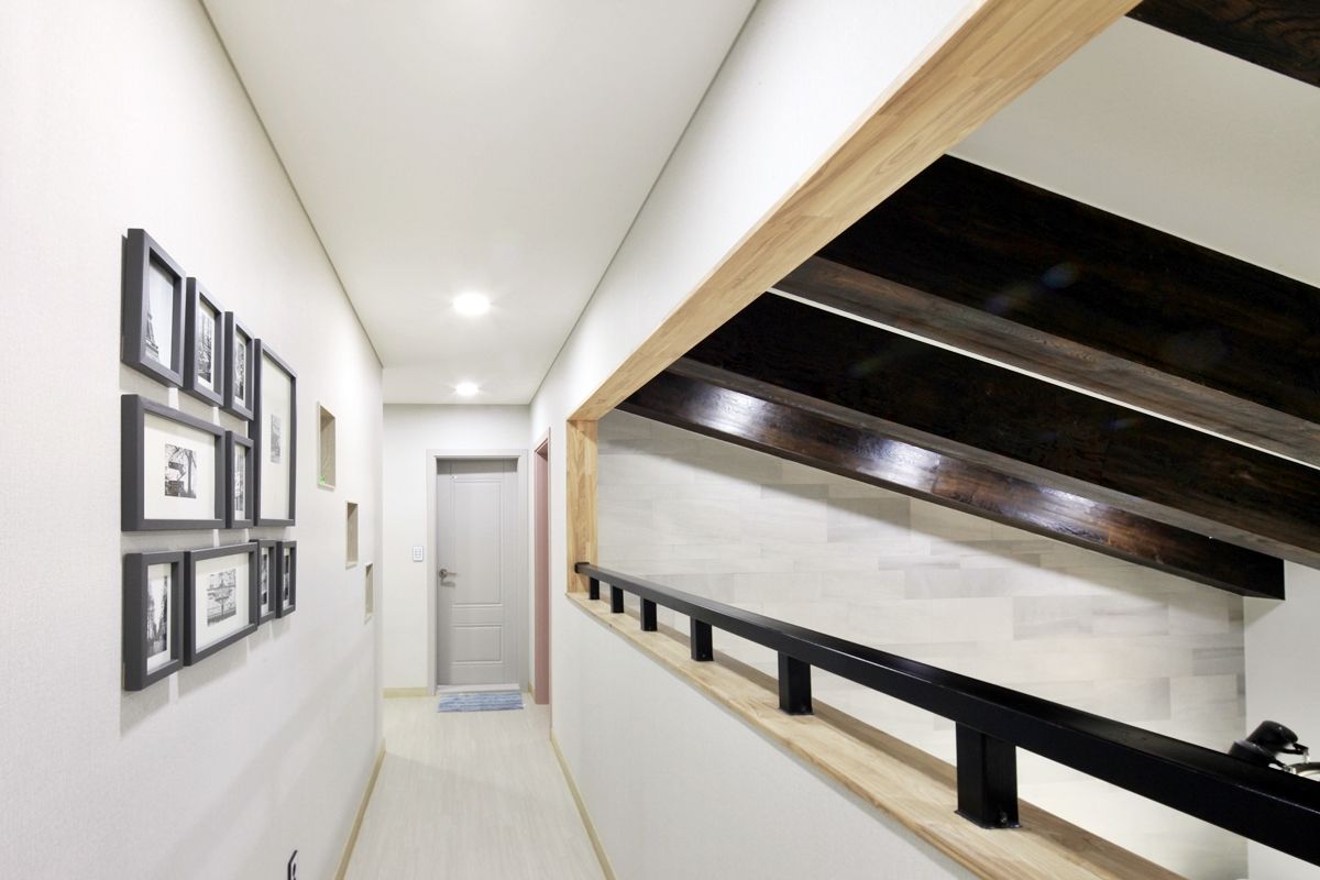 여수 밤바다를 가족 품 안에 (여수 웅천동 주택), 윤성하우징 윤성하우징 Modern corridor, hallway & stairs