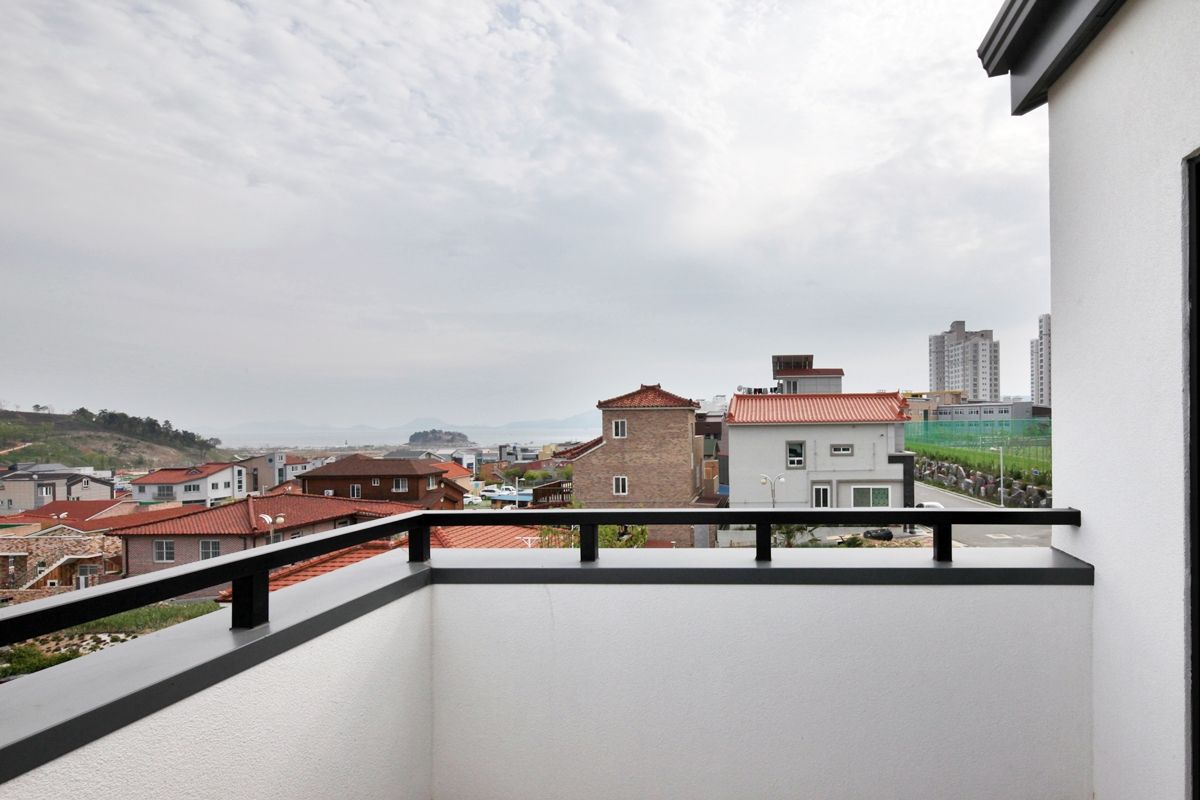 여수 밤바다를 가족 품 안에 (여수 웅천동 주택), 윤성하우징 윤성하우징 Modern style balcony, porch & terrace