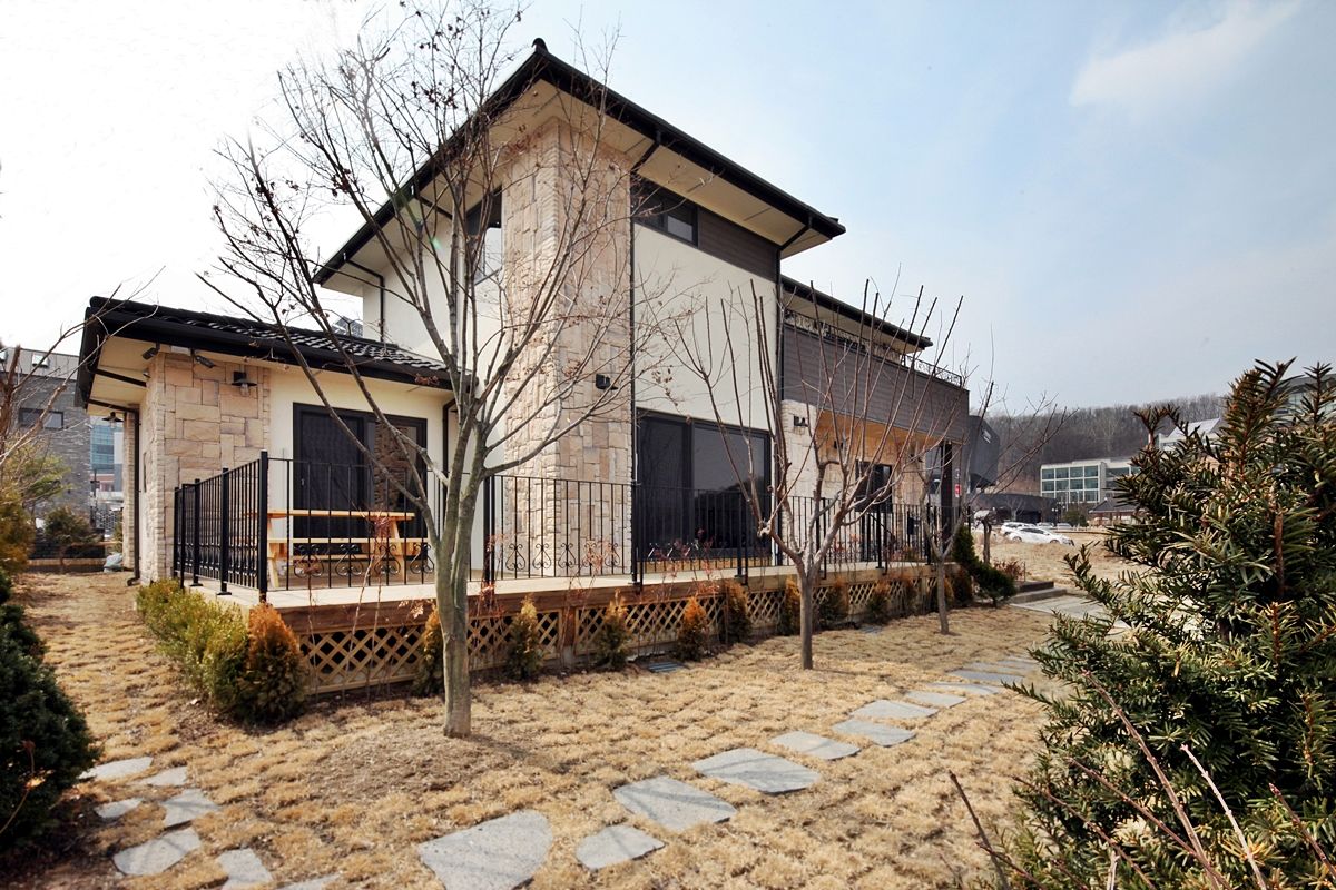 은평 뉴타운에 자리잡은 네 가족의 꿈 (서울 은평구 주택), 윤성하우징 윤성하우징 Casas modernas