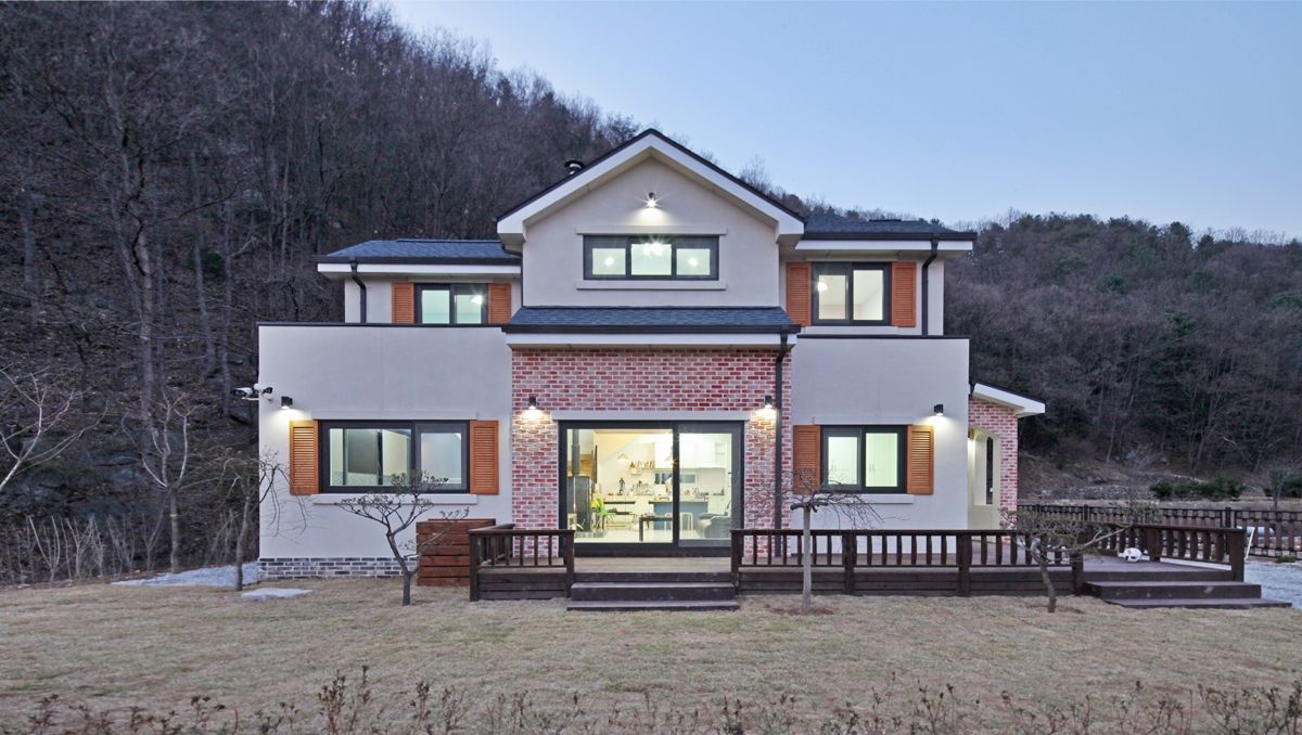 아기자기함과 따스함을 모두 담은 행복터 (양평 도장리 주택), 윤성하우징 윤성하우징 Country style house