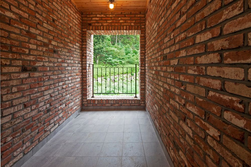 푸른 숲 속, 나만의 미술관 (양평 문호리), 윤성하우징 윤성하우징 Balcones y terrazas de estilo rural