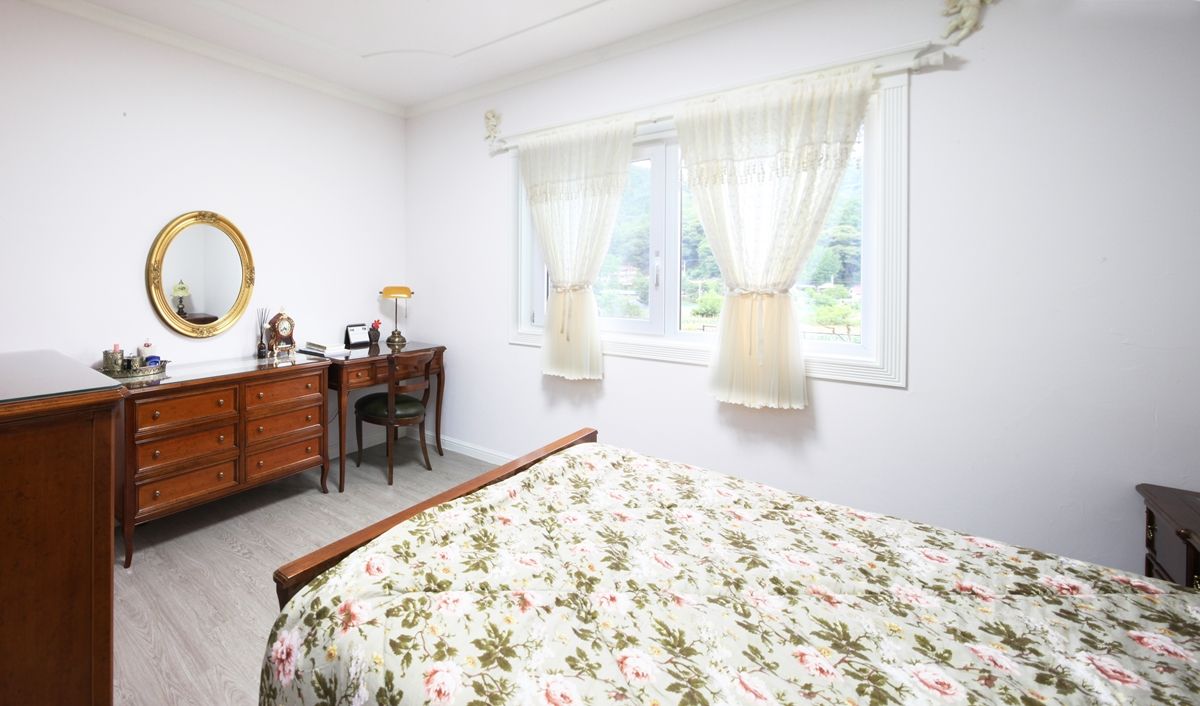 자연 속 힐링의 공간(원주 성남리 주택), 윤성하우징 윤성하우징 Mediterranean style bedroom