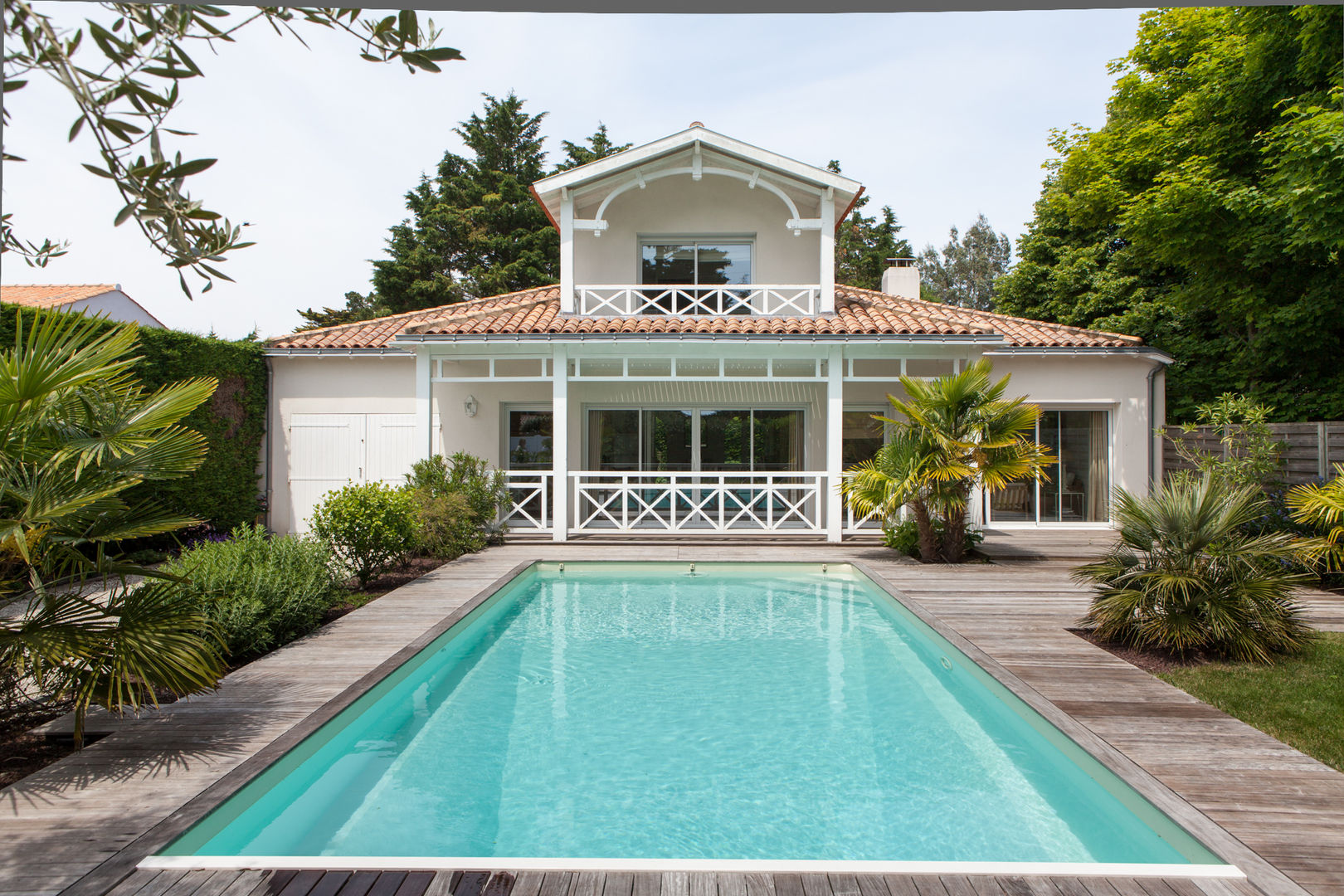 LON, Matthieu GUILLAUMET Architecte Matthieu GUILLAUMET Architecte Maisons modernes Eau,Plante,Biens,Ciel,Piscine,Azur,Arbre,Immeuble,Loisirs,Gazon