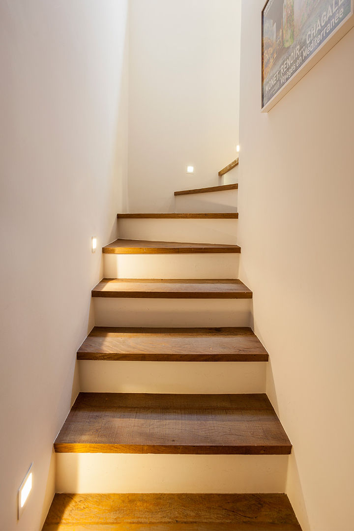 Casa Moema, Tria Arquitetura Tria Arquitetura Eclectic style corridor, hallway & stairs