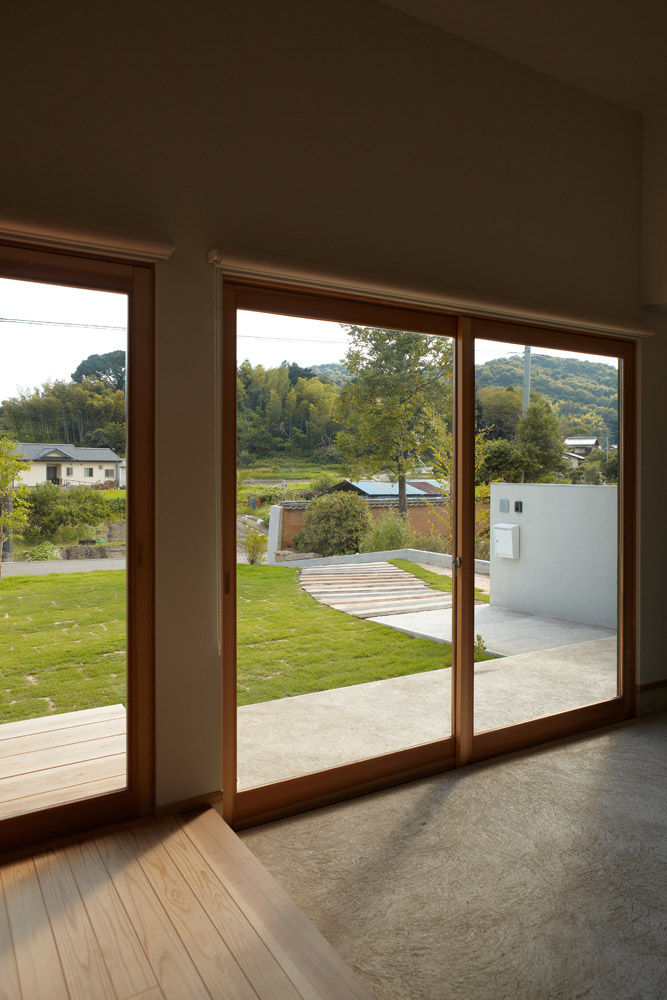 里山に建つ家, toki Architect design office toki Architect design office 窗戶 木頭 Wood effect
