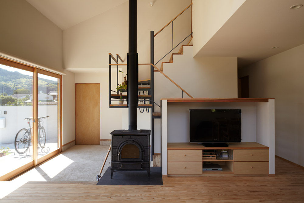 里山に建つ家, toki Architect design office toki Architect design office Modern Corridor, Hallway and Staircase Iron/Steel