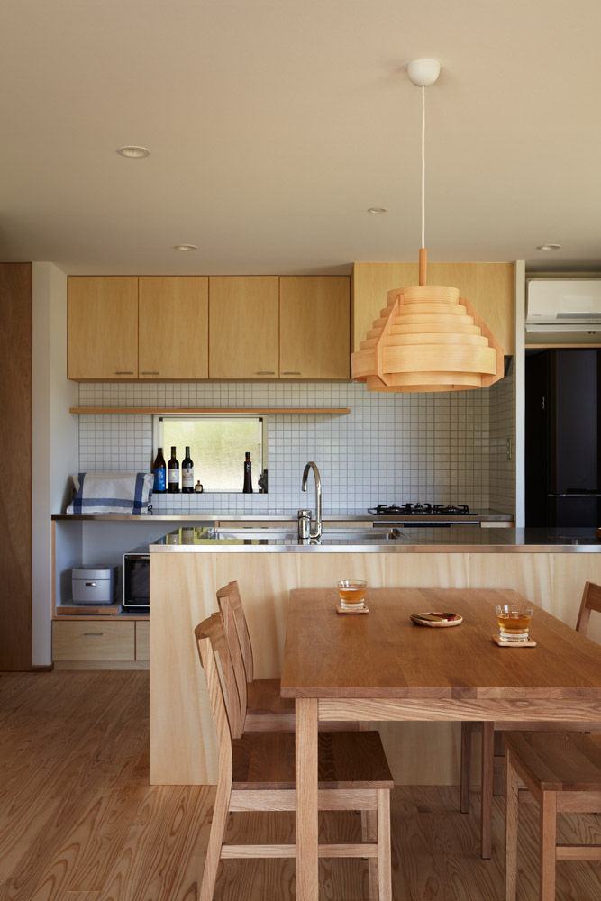 里山に建つ家, toki Architect design office toki Architect design office Modern kitchen Wood Wood effect